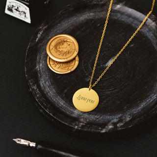 Personalised gold necklace with round pendant engraved 